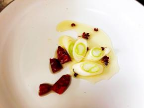 锅中坐油，油五成热放葱、花椒、干辣椒段爆香。