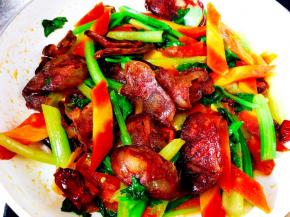 芹菜段生就出锅。