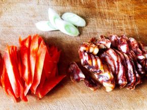 腊肠和葱切斜片，红萝卜切象牙片。