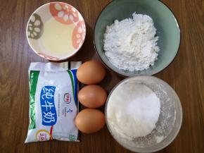 1、原料：鸡蛋、白糖、玉米油、低筋面粉、牛奶。