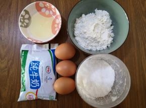 1、原料：鸡蛋、白糖、玉米油、低筋面粉、牛奶。