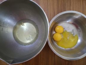 2、将鸡蛋的蛋白和蛋黄分离，分别装在两个盆里，盆要干净、无油无水的哦。