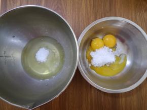 3、蛋黄中加15克白糖，蛋白中加35克白糖。