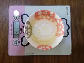 4、将牛奶倒入装有玉米油的碗里搅拌均匀备用。