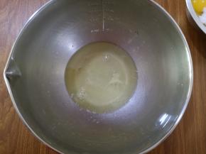 5、蛋白中加入盐和白醋。