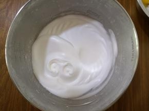6、用电动打蛋器打至干性发泡的状态。