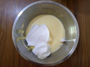 8、将三分之一的蛋白与蛋黄糊混合，用刮刀轻轻搅拌，不要消泡哦。