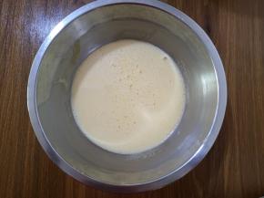 7、蛋黄和白糖，用电动打蛋器搅拌均匀成蛋黄糊。