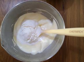 10、将低筋面粉过筛，倒入蛋糊中，这一步一定要小心，搅拌时动作要轻，但每一次搅拌都要将一部分的干面粉与蛋糊混合好，最后搅拌至无干粉的状态。