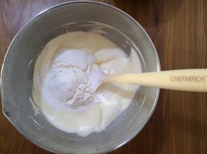 10、将低筋面粉过筛，倒入蛋糊中，这一步一定要小心，搅拌时动作要轻，但每一次搅拌都要将一部分的干面粉与蛋糊混合好，最后搅拌至无干粉的状态。