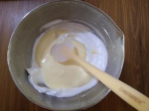 9、再将蛋黄糊全部倒入蛋白中，轻轻地搅拌均匀，这里也要注意不要消泡哦，不过也不用担心，这一步还是很容易搅拌均匀的。