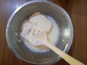 11、舀一部分面糊倒入玉米油中，混合均匀。