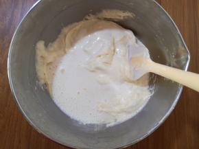 12、再将玉米油混合液倒入面糊中，轻轻地搅拌成光滑的面糊。