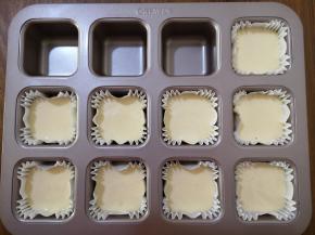 13、烤箱预热，上火170度，下火160度。准备好蛋糕模具和纸杯，我用的是学厨的。将面糊均匀的倒入每个纸杯中，在桌面上震几下。