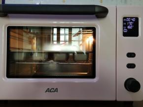 14、烤箱预热完成，将模具放入烤箱。上火170度下火160，烤10分钟，再转上火175度下火155度烤6分钟，蛋糕表面金黄色，用牙签插入无湿粉即成熟，出炉晾凉即可。