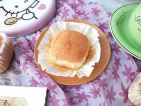 15、绵软美味的牛奶小蛋糕做好啦。