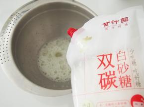 将鸡蛋的蛋清和蛋白分离，蛋白放入无水无油的打蛋盆中，打出鱼眼泡后，加入二分之一细砂糖。