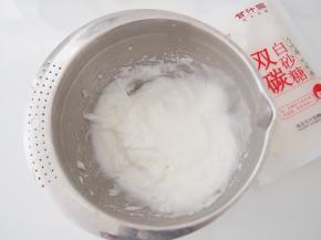 将蛋白打发至出现纹路后，加入剩余的细砂糖