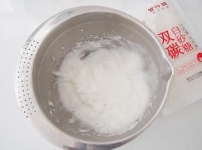 将蛋白打发至出现纹路后，加入剩余的细砂糖