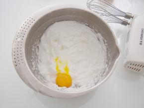 将蛋黄分两次加入，打发均匀成为蛋黄糊