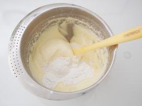 筛入低筋面粉，快速切拌均匀，小心消泡