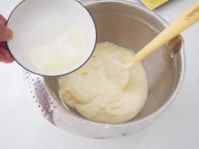 加入色拉油，切拌均匀