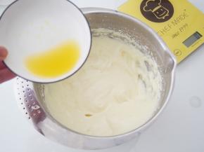 加入橙汁，切拌均匀