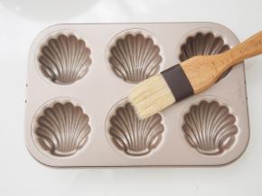 将模具底部刷薄薄的一层玉米油防粘