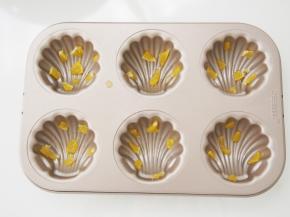 切一点橙子肉，放在模具底部