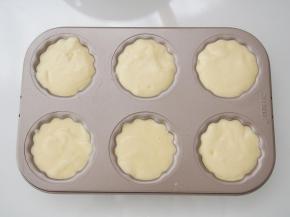 将面糊用小勺舀入，不要直接倒入面糊，以免将底部的橙子肉移动位置