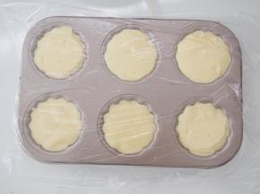 轻轻震一下模具，震出大气泡后，盖上一层保鲜膜。将模具放入蒸锅中大火蒸20分钟即可