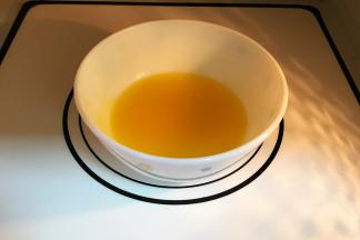 把黄油放入微波炉加热15秒至融化，建议先加热一下10秒取出观察，看融化的程度是否继续加热。（也可使用隔温水融化的方式）