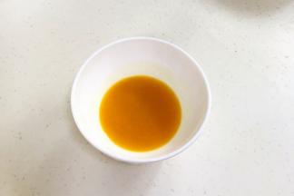 过滤出32克的百香果汁。