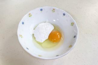 往鸡蛋内加入38克糖粉，用手动打蛋器拌匀。