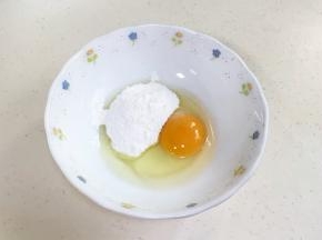 往鸡蛋内加入38克糖粉，用手动打蛋器拌匀。