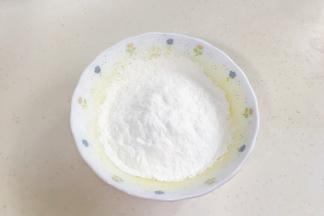 筛入低筋面粉和泡打粉，画“一”字或“井”字拌匀。