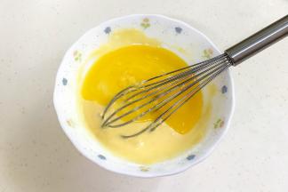 加入融化的黄油，拌至黄油和面糊完全融合。