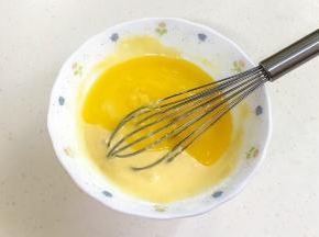 加入融化的黄油，拌至黄油和面糊完全融合。