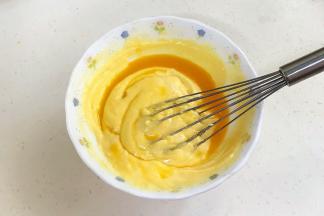 分两次加入百香果汁，拌匀。