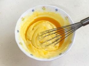 分两次加入百香果汁，拌匀。