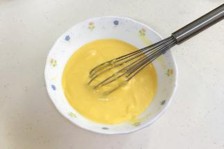 做好的面糊静置1个小时。（夏天可以放冰箱冷藏）