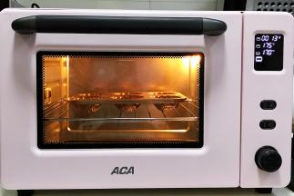 入预热好的烤箱中，上火175度下火170度烘烤约13分钟。