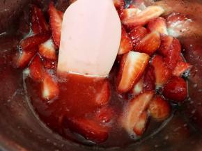 腌制好后草莓果胶渗出