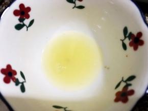 柠檬挤出汁备用