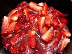 腌制好的草莓倒入无水无油的奶锅里
中小火煮开后转最小火慢慢熬，期间一定要不停的搅拌哦