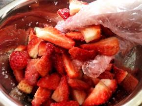 戴上一次性手套抓匀后盖上保鲜膜放入冰箱冷藏腌制几个小时