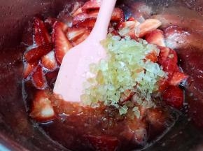 加入碎冰糖搅拌均匀