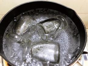 烧一锅开水把布丁瓶煮几分钟消毒后沥干水