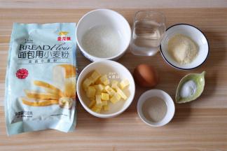 准备好面团的食材，面包粉我用的是金龙鱼烘焙粉中的高筋小麦粉，成品香软可口易拉丝；