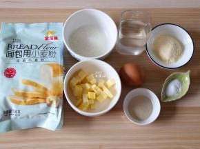 准备好面团的食材，面包粉我用的是金龙鱼烘焙粉中的高筋小麦粉，成品香软可口易拉丝；